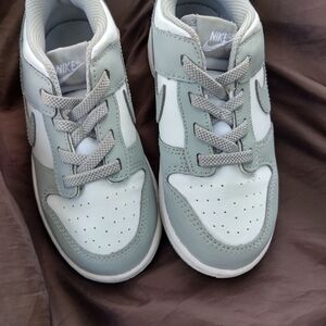 Nike Kids' Low-Top Sneakers in Light Gray & White